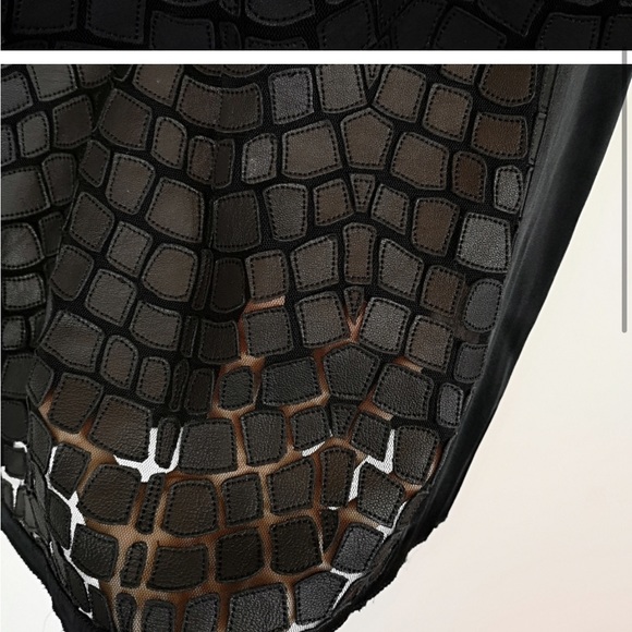 Beautiful black top, Excellent gently used condition - Picture 3 of 4